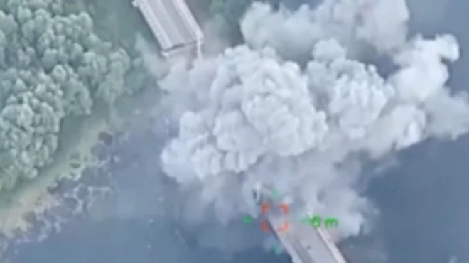 Most nad reko Sejm v bližini kraja Gluškovo označujejo za ključnega za oskrbo ruskih sil v času, ko te poskušajo ustaviti napredovanje ukrajinske vojske. FOTO: Ukrajinsko vojno letalstvo/Reuters