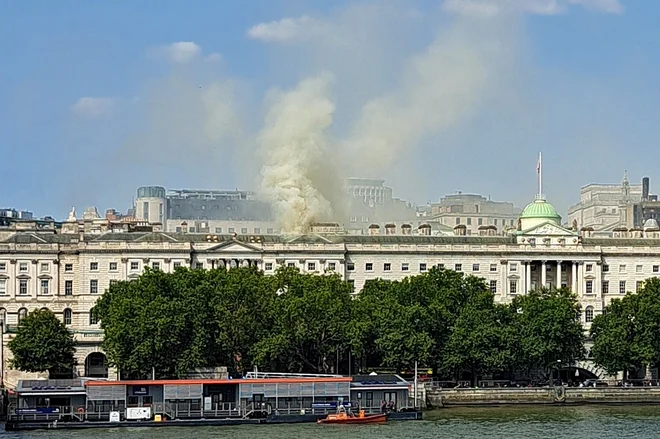 Dim nad Somerset Housem. FOTO: James Rybacki/AFP