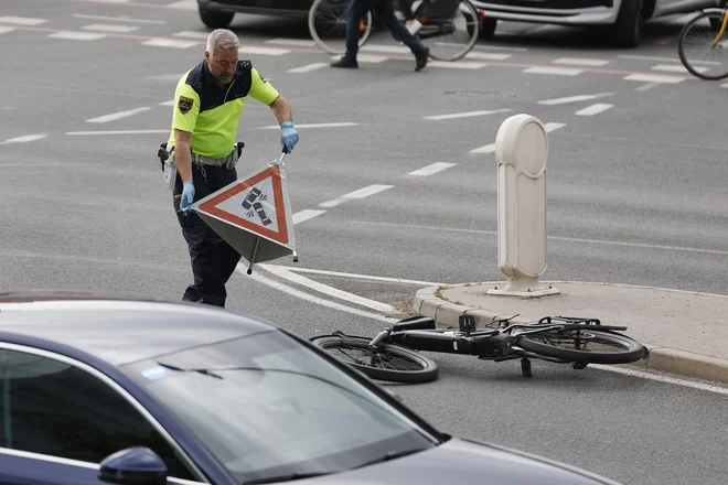 Fotografija je simbolična. Nesreča na Dunajski cesti v Ljubljani maja letos. FOTO: Leon Vidic/delo