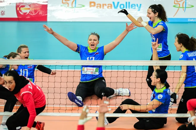Mednarodni funkcionarji so ustavili Valentino Brik (na sredini). FOTO: World Para Volley