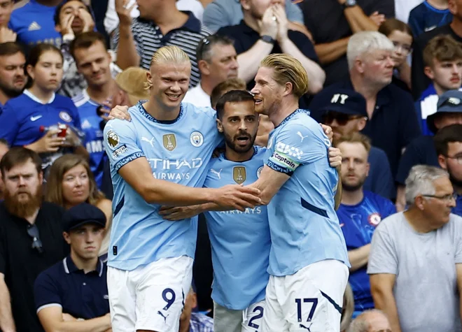 Erling Haaland, Bernardo Silva in Kevin De Bruyne so takole proslavili doseženi gol Cityja. FOTO: Peter Cziborra/Reuters