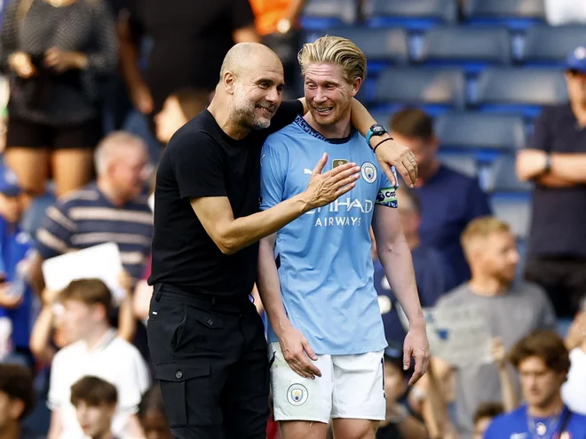 Cityjev trener Pep Guardiola in Kevin De Bruyne. FOTO: Peter Cziborra/Reuters