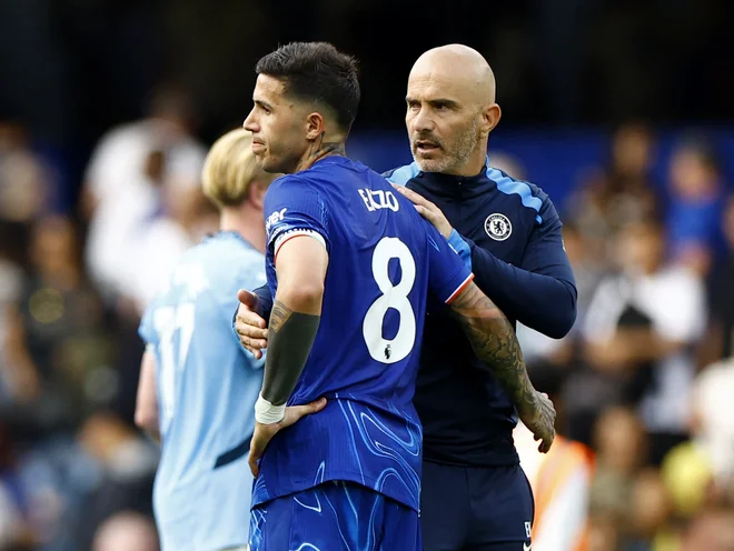 Chelseajev trener Enzo Maresca in njegov argentinski adut Enzo Fernandez. FOTO: Peter Cziborra/Reuters