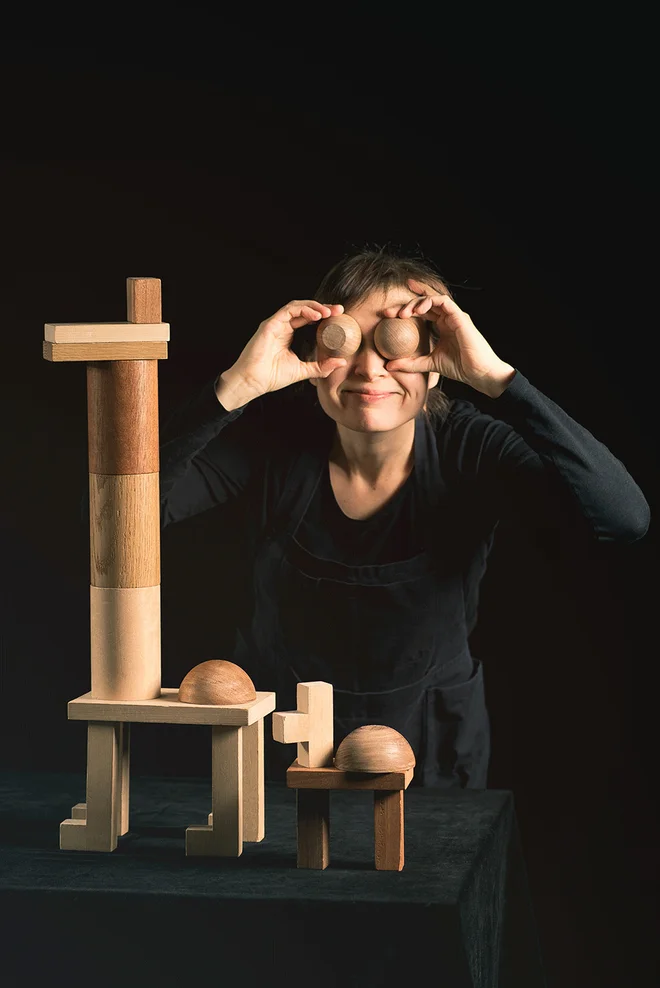 V projektu Gledališče iz kock finske skupine Ko-Koo-Mo lesene kocke brez besed gradijo različne svetove in odpirajo nove poglede na ustvarjalnost. FOTO: Promocijsko gradivo