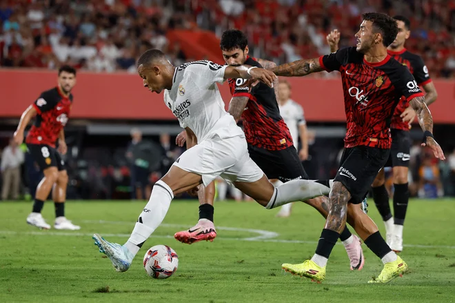 Kylian Mbappe se je takoj pepričal, španska liga ni francoska. Je veliko močnejša. FOTO: Oscar Del Pozo/AFP