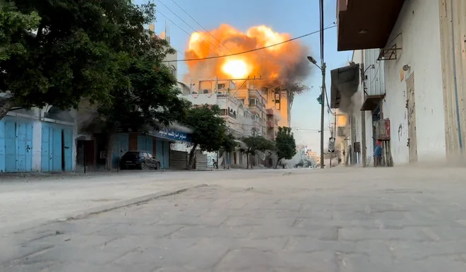 Izrael nadaljuje napade na stanovanjska poslopja v Gazi. FOTO: Reuters Tv Reuters