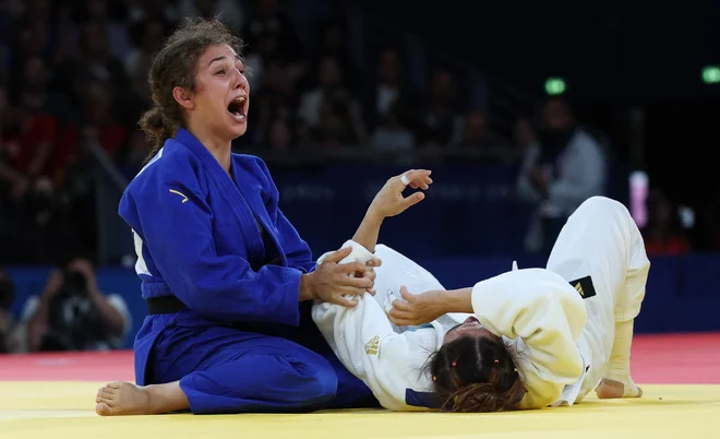 Mlada Švedinja Tara Babulfath se je takole veselila bronaste kolajne v Parizu. FOTO: Kim Kyung-hoon/Reuters