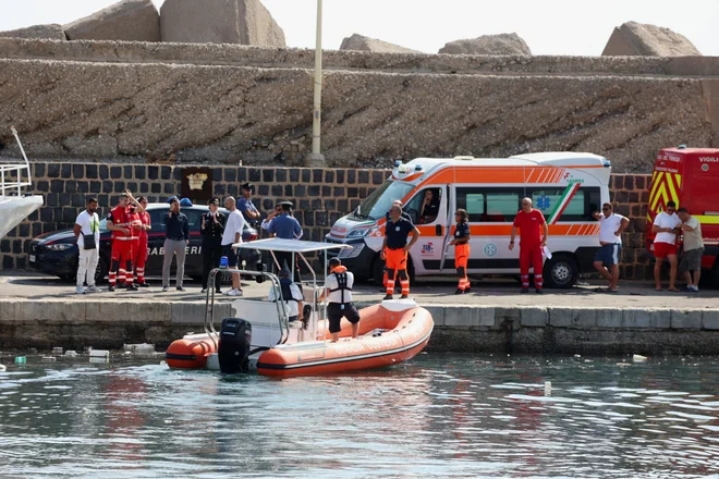 Do jadrnice, ki je trenutno na globini okoli 50 metrov, se skušajo prebiti potapljači. FOTO: Igor Petyx/Reuters