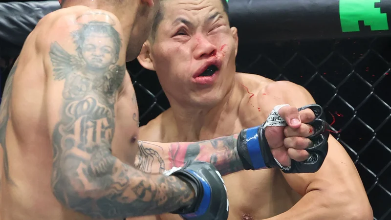 Brazilec Carlos Prates je nokavtiral Kitajca Li Jinglianga (v rdečem) v borbi velterske kategorije na turnirju Ultimate Fighting Championship (UFC) 305 v Perthu. Foto: Colin Murty/Afp