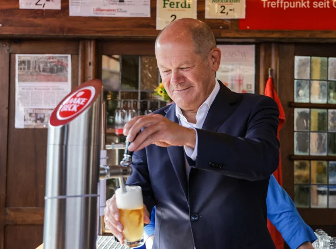 Nemški kancler Olaf Scholz si je takole natakal pivo na kmetijsko-zabaviščnem sejmu v kraju Vechta na severu države, medtem ko v koaliciji ni videti konca trenjem o proračunu za prihodnje leto. FOTO: Focke Strangmann/AFP