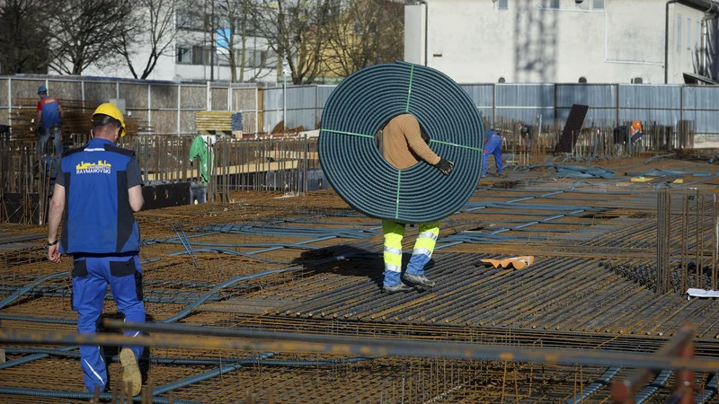 Ker je država najpomembnejši investitor v gradbene projekte, si gradbinci želijo predvsem stabilni obseg investicij, da lahko načrtujejo tako tehnološke kot kadrovske zmogljivosti. FOTO: Jože Suhadolnik/Delo