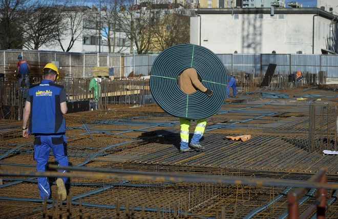 Ker je država najpomembnejši investitor v gradbene projekte, si gradbinci želijo predvsem stabilni obseg investicij, da lahko načrtujejo tako tehnološke kot kadrovske zmogljivosti. FOTO: Jože Suhadolnik/Delo