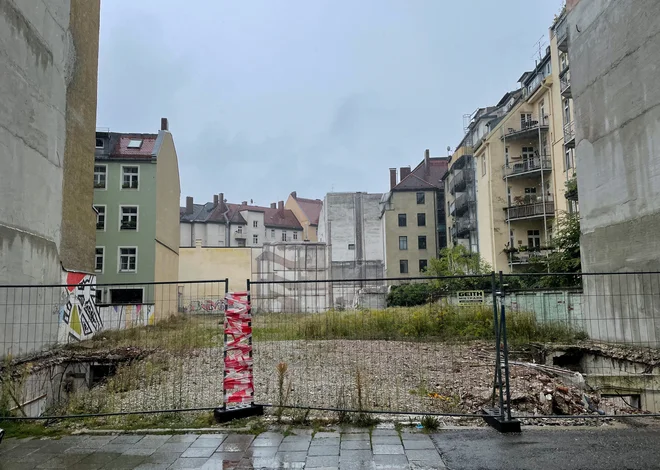 Dela na številnih gradbiščih so se ustavila ali pa so zemljišča ostala prazna, tako kot tole na fotografiji v Münchnu, ker so investitorji končali v bankrotu. FOTO: Tom Sims/Reuters