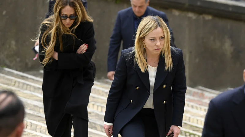 Stranko Bratje Italije naj bi po trditvah najostrejših jezikov med komentatorji v resnici vodila »sestra Italije« Arianna Meloni (levo), premierkina starejša sestra. FOTO: Reuters