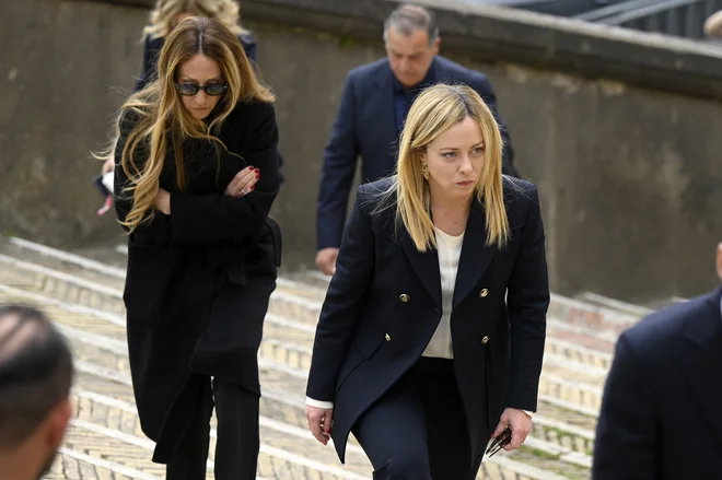 Stranko Bratje Italije naj bi po trditvah najostrejših jezikov med komentatorji v resnici vodila »sestra Italije« Arianna Meloni (levo), premierkina starejša sestra. FOTO: Reuters