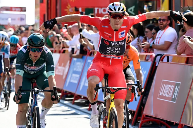 Wout van Aert se je veselil svoje prve zmage po grozljivem padcu 27. marca. Foto Miguel Riopa/AFP