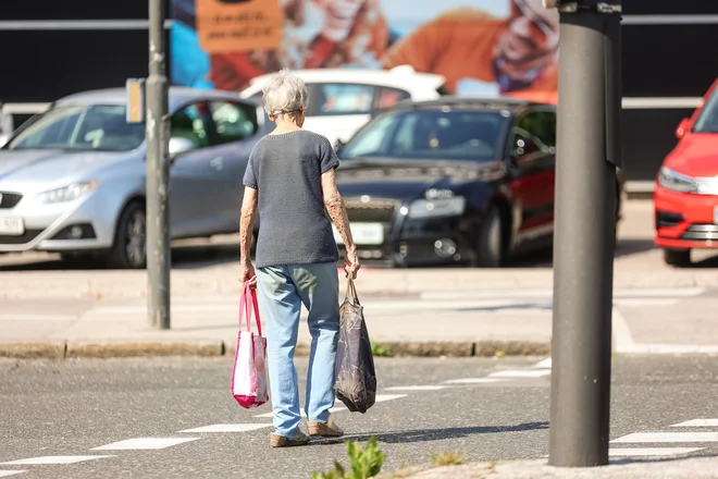 V Susu že več let opozarjajo na visoko stopnjo revščine med samskimi starejšimi, predvsem upokojenkami, prejemnicami vdovske oziroma družinske pokojnine. FOTO: Črt Piksi/Delo