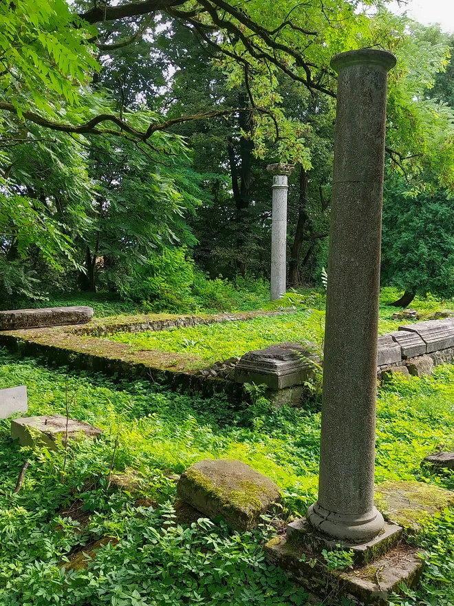 Zapuščeni svet Herkulovega svetišča FOTO: Aleš Nosan
