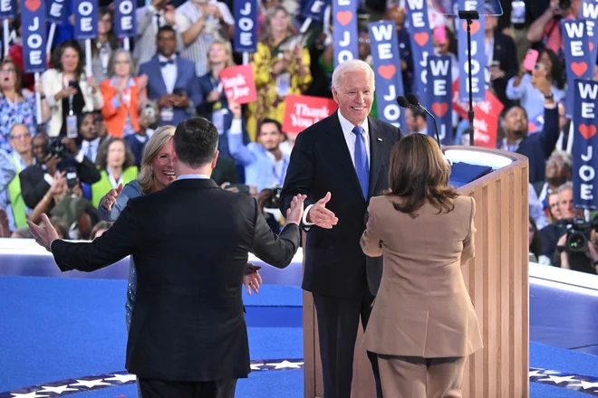 Prva dama Jill Biden in predsednik Joe Biden v družbi podpredsednice Kamale Harris in njenega moža Douglasa Emhoffa med demokratsko konvencijo v Chicagu FOTO: Saul Loeb/Afp
