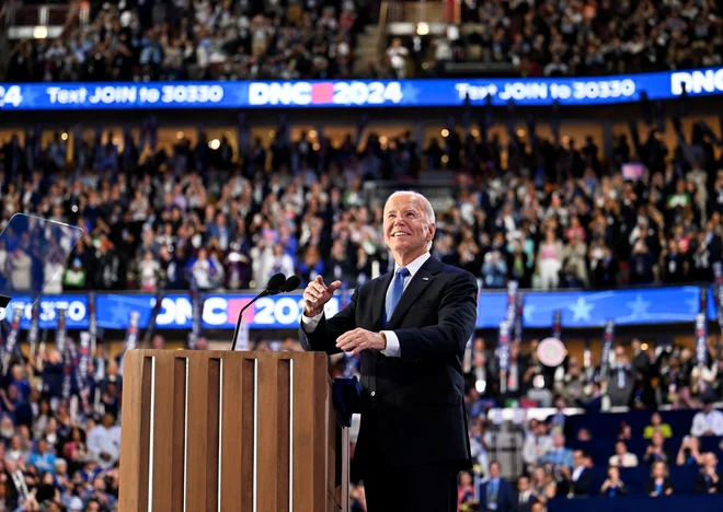 »Borimo se za samo dušo Amerike,« je pred tisoči delegatov na otvoritvenem večeru demokratske nacionalne konvencije zatrdil ameriški predsednik Joe Biden. Foto Craig Hudson/Reuters