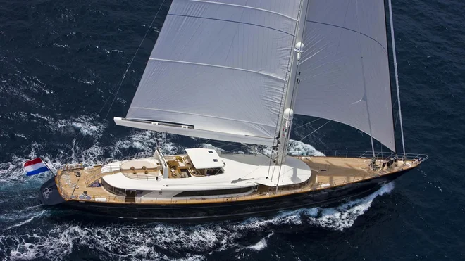 Bayesian so zgradili leta 2008 v ladjedelnici Perini Navi in jo temeljito obnovili leta 2020. FOTO: Boat International