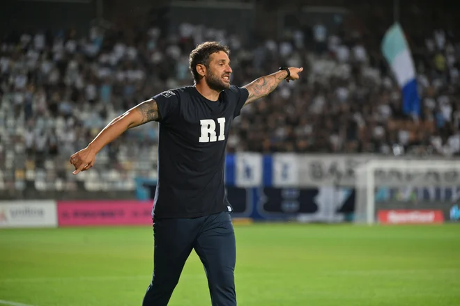 Radomir Đalović je nazadnje zelo čustveno vodil moštvo Rijeke proti tekmecem iz bližnjega Pulja. Zdaj je pred njim izziv dvoboja z Olimpijo.

FOTO: HNK RIjeka