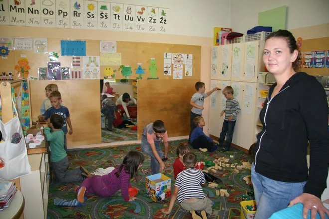 Eden redkih premikov na področju izobraževanja romskih otrok je uvedba romske pomočnice, ki je vez med šolo in starši. FOTO: Simona Fajfar/Delo