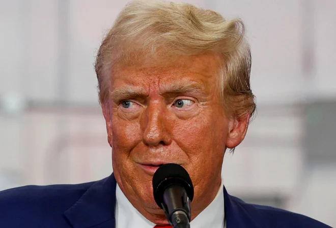 Nastopila je Stephanie Grisham, nekdanja tiskovna predstavnica Melanie Trump, in dejala, da Trump nima nobene empatije do ljudi. Nekoč naj bi ji razložil, da ni pomembno, kaj govoriš, ker če to dovolj časa ponavljaš, ti bodo ljudje verjeli vse. FOTO: Rebecca Cook/Reuters