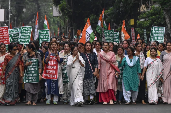 Mamata Banerjee, glavna ministrica indijske zvezne države Zahodna Bengalija, se udeležila protestnega shoda, na katerem obsoja posilstvo in umor zdravnice v prestolnici zvezne države Kalkuta. V začetku tega meseca so v državni bolnišnici v Kalkuti našli pretepeno in okrvavljeno truplo 31-letne zdravnice, kar je sprožilo ogorčenje. Zdravstveno osebje v Indiji je po brutalnem posilstvu in umoru zdravnice stažistke začelo množično 24-urno stavko. Več kot milijon zdravnikov v državi že nekaj dni opravlja le nujne storitve. Foto: Dibyangshu Sarkar/Afp