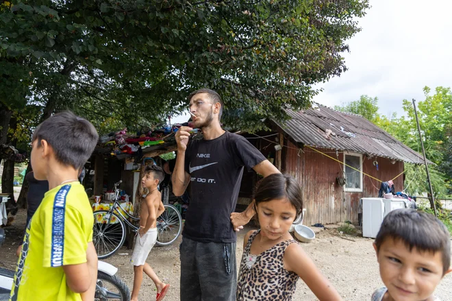 »Vidiš, da nismo nevarni. Če jaz med civili hodim takole kot ti, z nahrbtnikom na hrbtu, me vsi gledajo postrani in kdaj tudi kdo zahteva, naj pokažem, kaj sem ukradel. Ti pa se med nami brez težav sprehajaš z nahrbtnikom in nihče ti nič noče,« je svoje težave v večinskem okolju na mojem primeru orisal Uroš. FOTO: Voranc Vogel