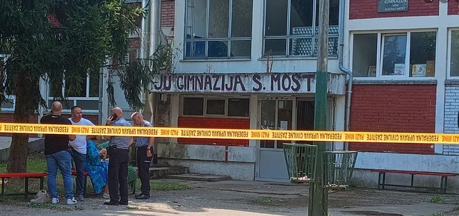 Po poročanju lokalnih medijev naj bi bil razlog za napad nesoglasje med zaposlenimi, ustreljeni pa naj bi bili člani komisije, ki je osumljenega suspendirala. FOTO: Zaslonski posnetek