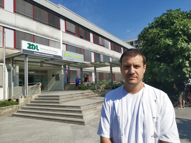 Zdravstvene ekipe ZD Ljubljana so še vedno v šoku, nasilje povzroča stres in ne pripomore k zdravljenju, je povedal Robert Kovačević, zobozdravnik iz ZD Ljubljana.