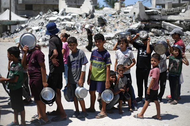 Izraelske sile so v desetih mesecih in pol v Gazi ubile 10.627 otrok. FOTO: Eyad Baba/AFP