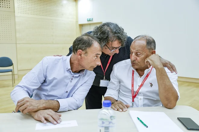 Nujen sestanek medresorske delovne skupine za obravnavo romske problematike, ki se ga je udeležil tudi predsednik vlade Robert Golob. FOTO: Jože Suhadolnik