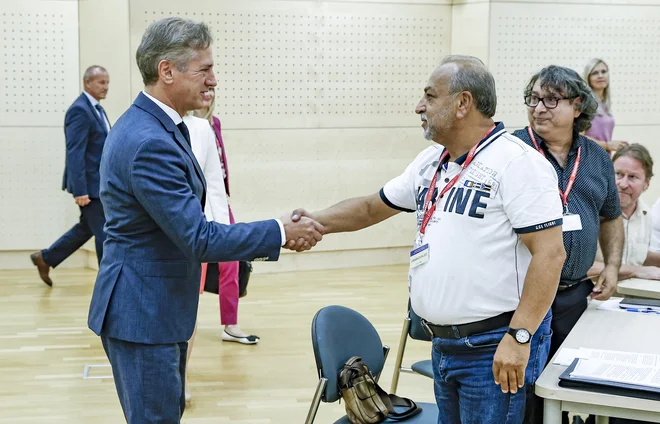 Nujen sestanek medresorske delovne skupine za obravnavo romske problematike, ki se ga je udeležil tudi predsednik vlade Robert Golob. FOTO: Jože Suhadolnik