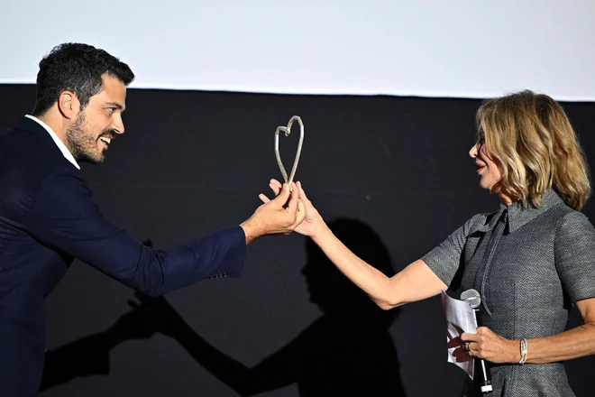 Nagrado za življenjsko ustvarjanje je prejela iz rok direktorja Sarajevskega filmskega festivala Jovana Marjanovića. FOTO: Elvis Barukcic/AFP