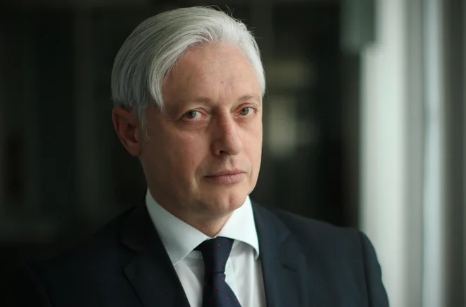 »Varnostniki, ki so nas spremljali, so reagirali takoj, posedli so nas po avtobusu z glavami navdol, čakali smo, kaj se bo zgodilo,« je pojasnil slovenski diplomat Iztok Mirošič, ki je samo na prvi dan demokratske konvencije naštel štiri mrtve. FOTO: Jure Eržen/Delo