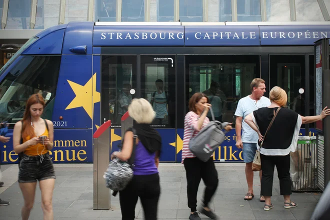 V francoskem Strasbourgu se prebivalci (in tudi obiskovalci) v sistemu javnega potniškega prometa prevažajo s sodobnimi tramvaji. FOTO: Jure Eržen/Delo