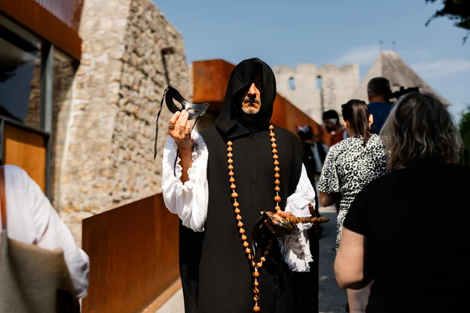 Obiskovalci bodo nosili maske, kot jo ima v roki kronist, komornik in spletkar Igor Sviderski. FOTO: LR Photography