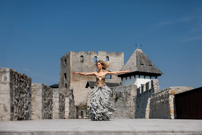Urša Rupnik je Veronika Deseniška. FOTO: LR Photography