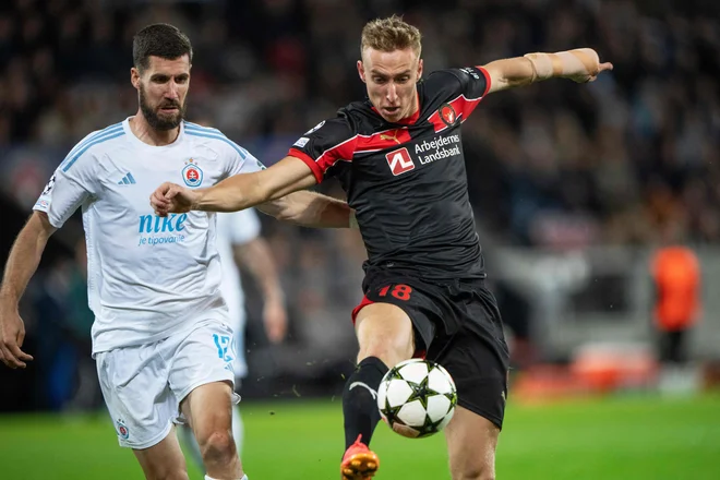 Olimpijin otrok Kenan Bajrić (levo) je na Danskem pri Midtjyllandu odlično opravil svojo nalogo. Slovaški prvak Slovan pa bo po neodločenem izidu v Bratislavi lovil ligo prvakov. FOTO: Bo Amstrup/AFP