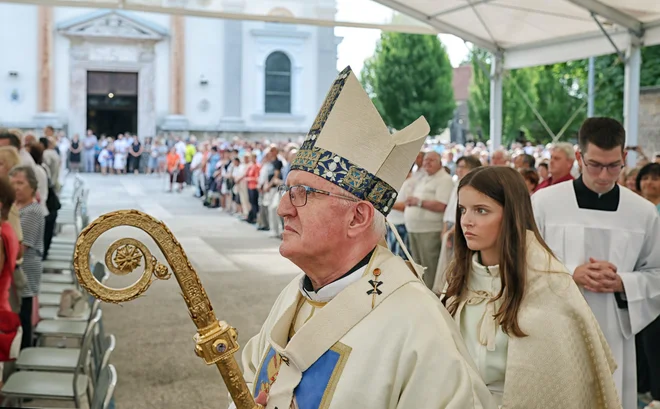 Moram reči, da sem bil neprijetno presenečen, ko sem po prazniku 15. avgusta na spletu prebral besede slovenskih cerkvenih dostojanstvenikov na Brezjah (na fotografiji) in na Ptujski gori. FOTO: Blaž Samec/Delo
