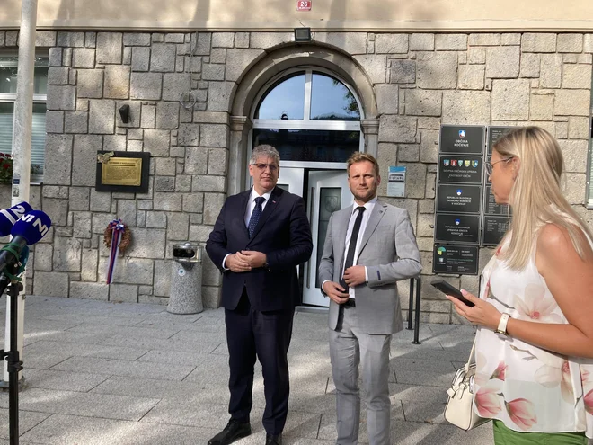 Minister Boštjan Poklukar je  obiskal občini Ribnica in Kočevje. Na fotografiji z Gregorjem Koširjem, podžupanom, ki začasno opravlja funkcijo župana občine Kočevje. Foto Simona Fajfar