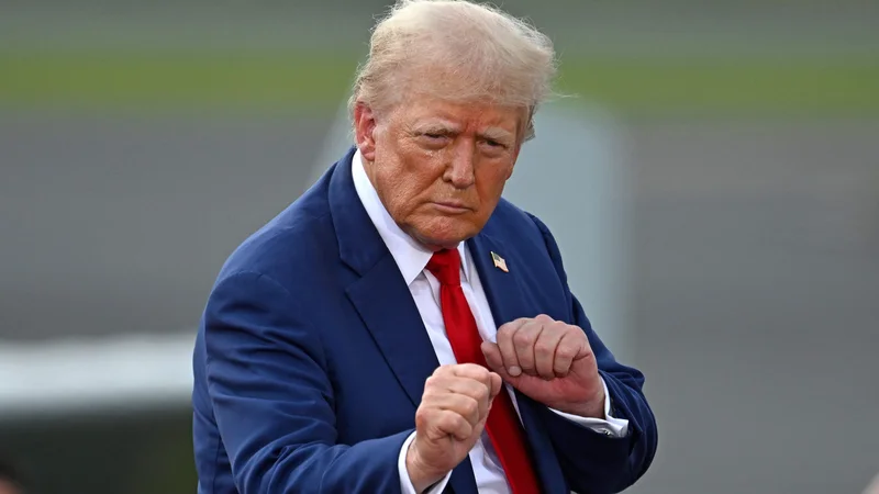 Vidno razpoloženi Donald Trump med svojim prvim zunanjim političnim shodom po neuspelem atentatu Foto Peter Zay/Afp