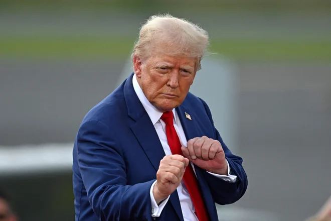 Vidno razpoloženi Donald Trump med svojim prvim zunanjim političnim shodom po neuspelem atentatu Foto Peter Zay/Afp