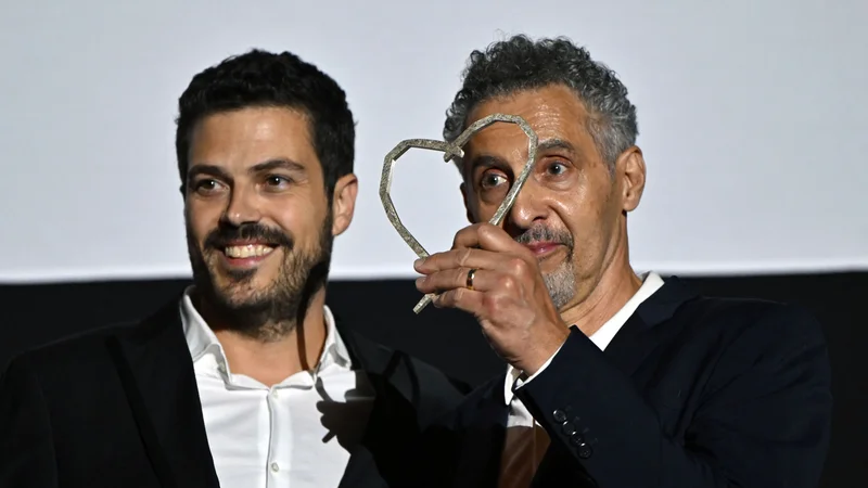 Jovan Marjanović po predaji nagrade srce Sarajeva ameriškemu igralcu Johnu Turturru po projekciji filma Barton Fink bratov Coen. FOTO: Elvis Barukčić /AFP