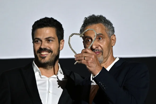 Jovan Marjanović po predaji nagrade srce Sarajeva ameriškemu igralcu Johnu Turturru po projekciji filma Barton Fink bratov Coen.  FOTO: Elvis Barukčić /AFP
