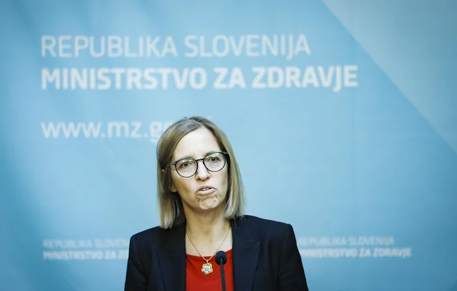 Podeljevanje koncesij in široka izdaja dovoljenj za tržno dejavnost vsekakor kažeta na dejstvo, da se je na ministrstvu za zdravje javni interes že davno izgubil v kakšni arhivski omari. (Na fotografiji Valentina Prevolnik Rupel, ministrica za zdravje, 16. oktobra2023.) FOTO: Jože Suhadolnik/Delo