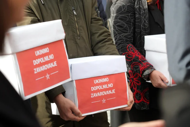 Naše zdravstveno zavarovanje je v svojem bistvu davščina. In o tej davščini se sprejemajo politične odločitve, kdo bo koliko dobil zato, da bo sistem deloval. FOTO: Mavric Pivk