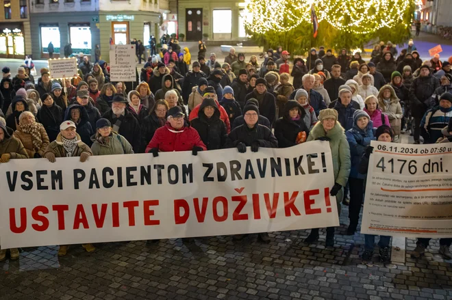 Resnična nevarnost za naš zdravstveni sistem ni samo v stihijskem razvoju tržnega zdravstva, temveč tudi v izčrpavanju kadra iz javnih zavodov. Splošno podeljevanje koncesij in dovoljenj zasebnim izvajalcem kaže na popolno odsotnost skrbi za javni interes. FOTO: Voranc Vogel/Delo
